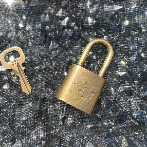 LOUIS VUITTON LOCK AND KEY #321 - Picture 2 of 6